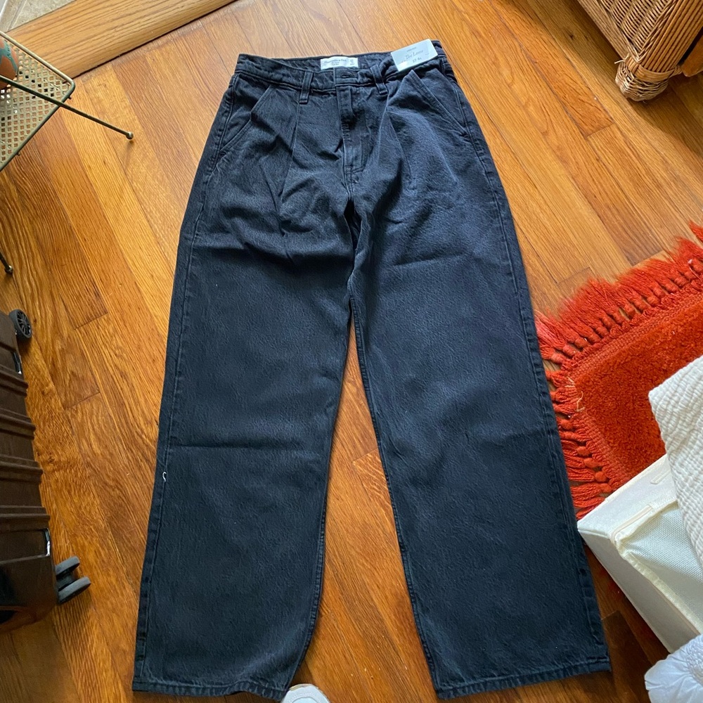 Brand new the loose high rise Abercrombie pants 27 Runs small